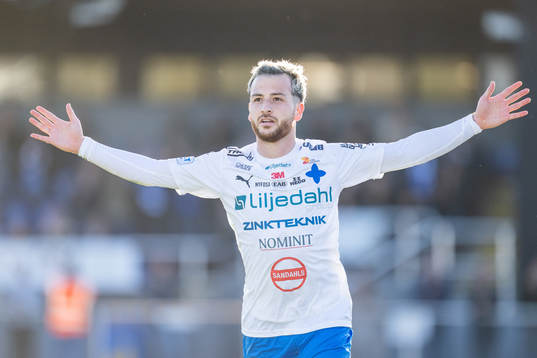 Värnamos Marco Bustos jublar