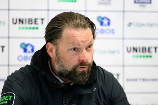 Varbergs huvudtränare Joakim Persson på en presskonferens