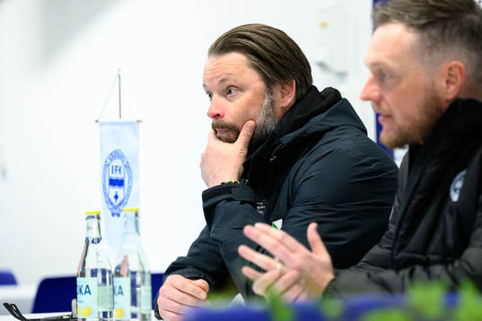 Varbergs huvudtränare Joakim Persson på en presskonferens