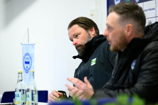 Varbergs huvudtränare Joakim Persson på en presskonferens