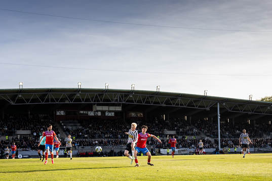 Landskronas Melker Widell och Helsingborgs Wilhelm Loeper i kamp om bollen på Landskrona IP