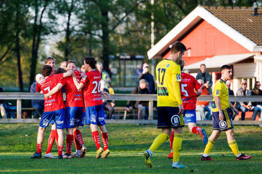 Tvååkers spelare jublar efter 1-0 genom Alfons Nygaard