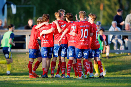 Tvååkers spelare jublar efter 1-0 genom Alfons Nygaard