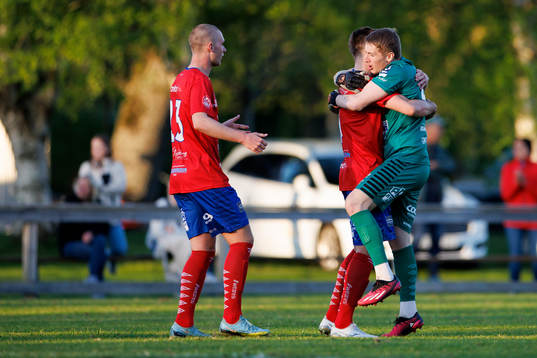 Tvååkers målvakt Tim Svensson Lillvik jublar med Johan Andersson och Nils Bertilsson