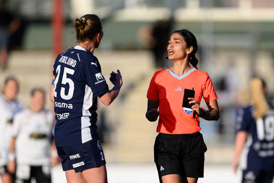 FC Rosengårds Emma Berglund pratar med domare Maral Mirzai
