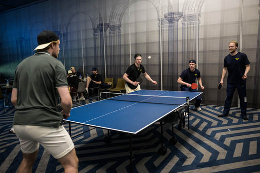 Bla gjennom flere bilder av 2023 IIHF Ice Hockey World Championship, day 2, Sweden, team activity