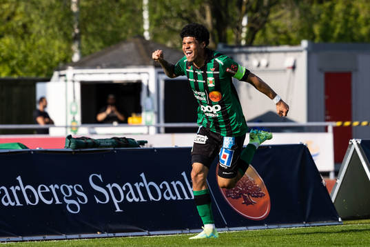 Varbergs Luke Le Roux jublar efter 1-0
