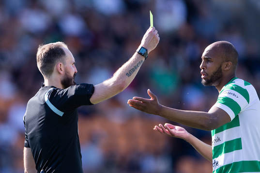 Västerås SKs Jabir Abdihakim Ali tilldelas gult kort av Domare Andreas Dufva-Johansson