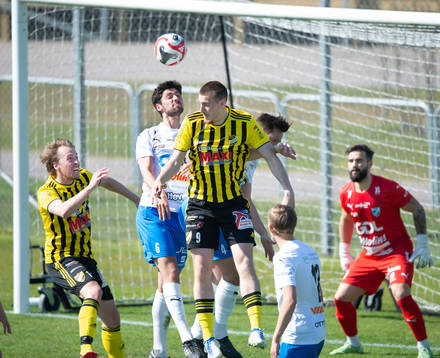IFK Hässleholms Robin Strömberg och Erjon Rama i matchen i division 2 mellan IFK Hässleholm och IFK Berga i Hässleholm 13 maj 2023.