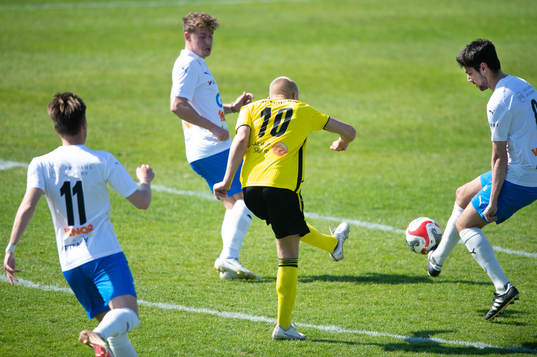 IFK Hässleholms Olle Kjellman Olblad skjuter omringad