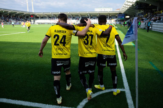 Häckens Benie Adama Traore jublar efter 5-1 ihop med Lars Olden Larsen och Ibrahim Sadiq 