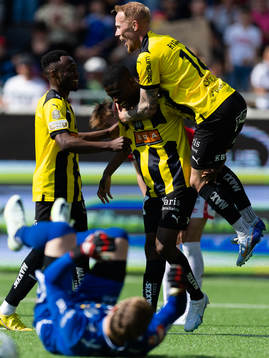 Häckens Akoua Romeo Amane jublar ihop med Benie Adama Traore och Mikkel Rygaard Jensen efter 4-1