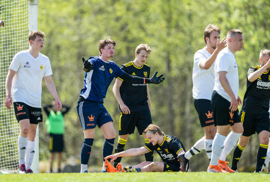 Växjö BKs målvakt Rickard Fransson reagerar på ett domslut