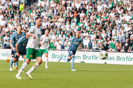 Hammarbys Nahir Besara med en straffspark