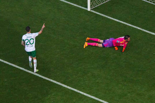 Hammarbys Nahir Besara jublar efter att ha gjort 4-2 på straff bakom Djurgårdens målvakt Tommi Vaiho