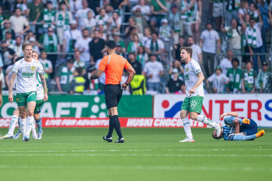 Hammarbys Fredrik Hammar reagerar mot domare Mohammed Al-Hakim medan Djurgårdens Piotr Johansson har ont