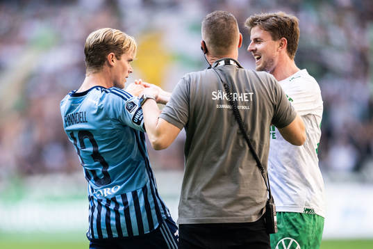 Djurgårdens Hampus Finndell i diskussion med Hammarbys