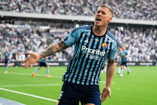 Djurgårdens Victor Edvardsen jublar efter 2-1