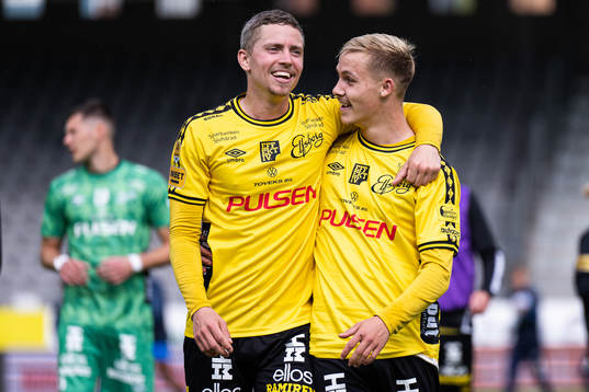 Elfsborgs Andre Ibsen Rømer och Jacob Ondrejka jublar