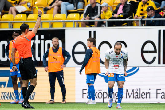 Värnamos Evaldo Nascimento Lamaur Neto reagerar på ett