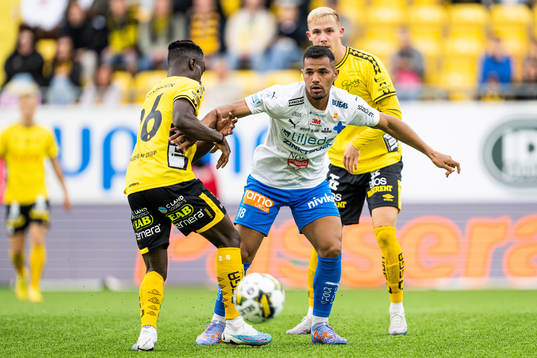 Värnamos Wenderson Oliveira do Nascimento i kamp med Elfsborgs Emmanuel Boateng och Jacob Ondrejka