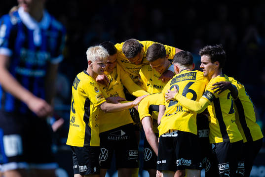 Mjällbys spelare jublar efter mål 1-0