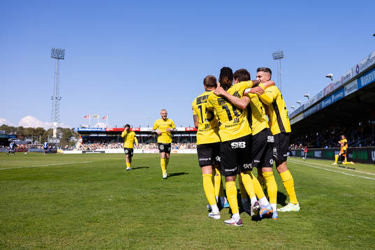 Mjällbys spelare jublar efter mål 3-0