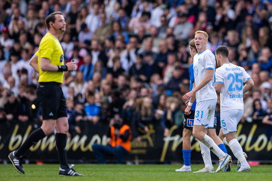 Malmö FFs Hugo Larsson reagerar mot domare Andreas Ekberg