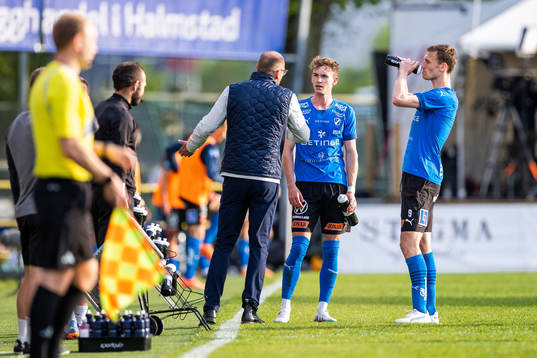 Halmstads tränare Magnus Haglund i samtal med Alexander