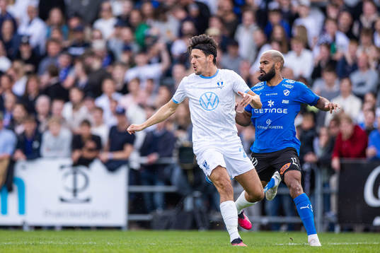 Malmö FFs Stefano Vecchia och Halmstads Phil Ofosu-Ayeh