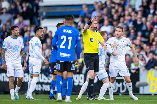 Malmö FFs Gabriel Busanello reagerar mot domare Andreas