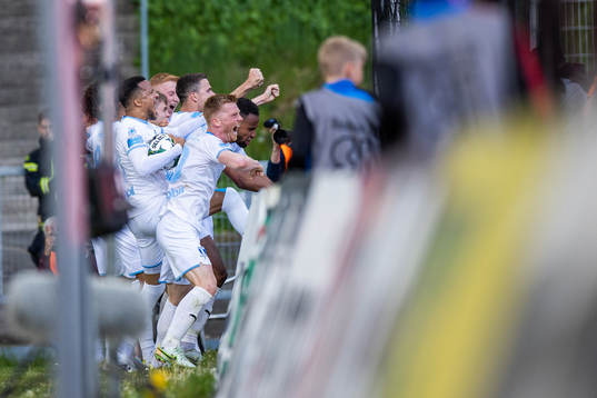 Malmö FFs Patriot Sejdiu jublar med lagkamrater efter att han gjort 0-1