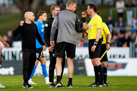 Malmö FFs tränare Henrik Rydström diskuterar med domare