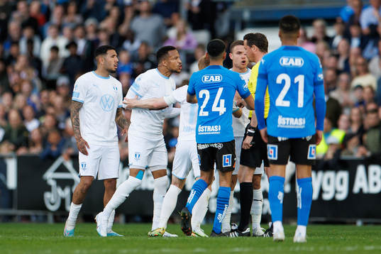 Malmö FFs spelare reagerar på domare Andreas Ekberg