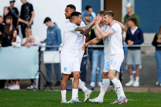 Malmö FFs spelare jublar efter 0-1 genom Patriot Sejdiu