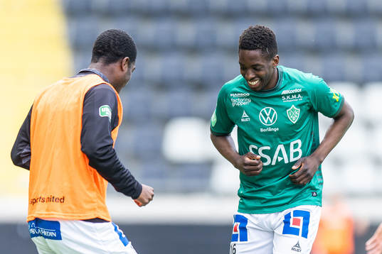 Brages Samouil Izountouemoi jublar med lagkamrater efter att han gjort 1-1