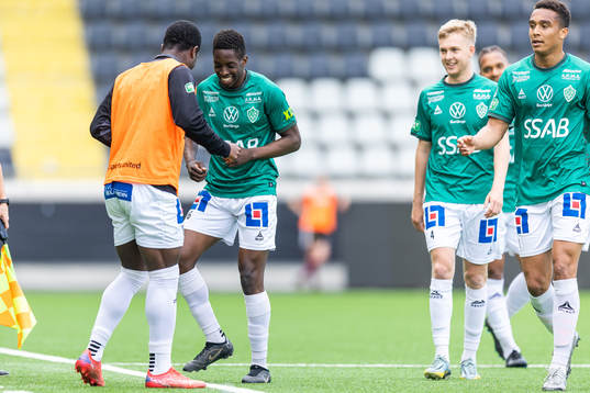 Brages Samouil Izountouemoi jublar med lagkamrater efter att han gjort 1-1
