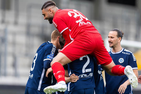 Utsiktens Emir Bosnic jublar med Jesper Brandt, Wilhelm Nilsson och målvakt Elias Hadaya efter att han gjort 4-1