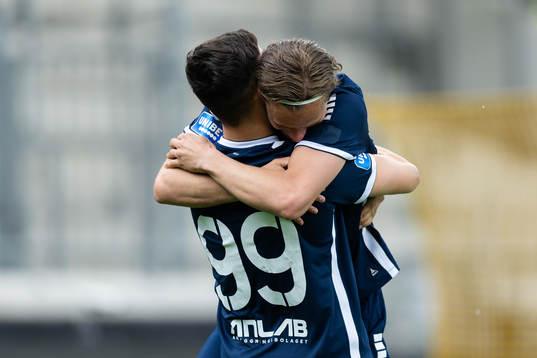 Utsiktens Emir Bosnic jublar ihop med Fredrik Martinsson