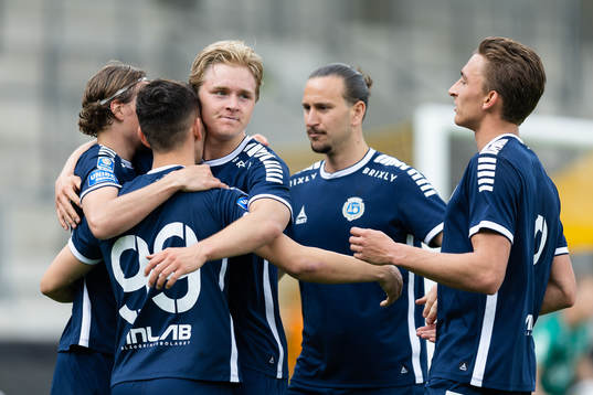 Utsiktens Emir Bosnic jublar med lagkamrater