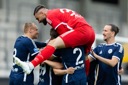 Utsiktens Emir Bosnic jublar med lagkamrater