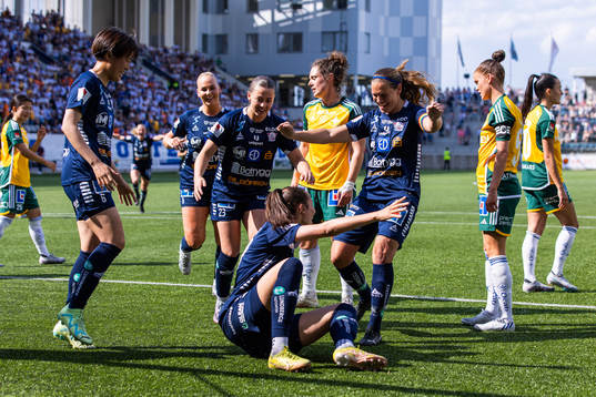 Linköpings Nellie Karlsson jublar med lagkamrater