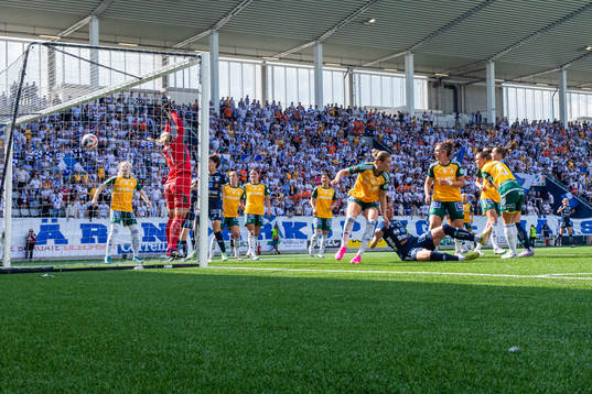 Linköpings Nellie Karlsson gör 1-0 bakom IFK Norrköpings