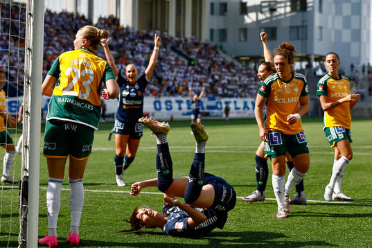 Linköpings Nellie Karlsson ser bollen gå i mål 1-0