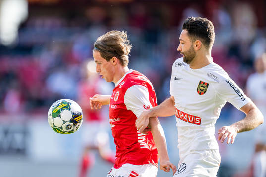 Kalmars Johan Karlsson och Brommapojkarnas Marijan Cosic