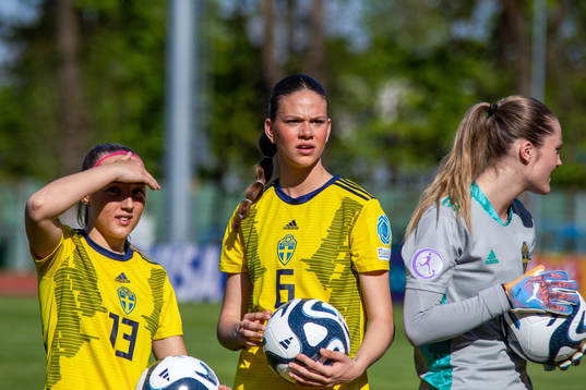 Saga Fredgren, Bella Andersson and målvakt Julia Cavander of Sweden ahead of the 2023 UEFA Women's Under-17 Championship match between Sweden and France on May 14, 2023 in Tartu. 