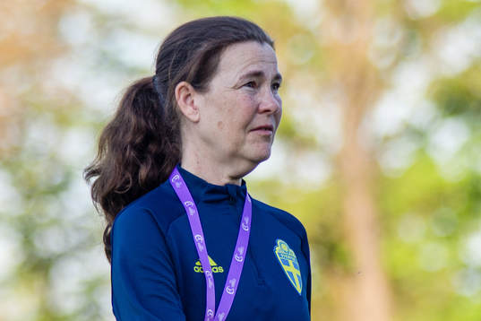 head coach Lotta Hellenberg of Sweden