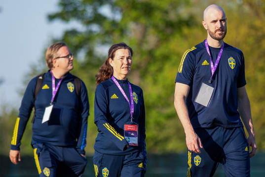 head coach Lotta Hellenberg of Sweden