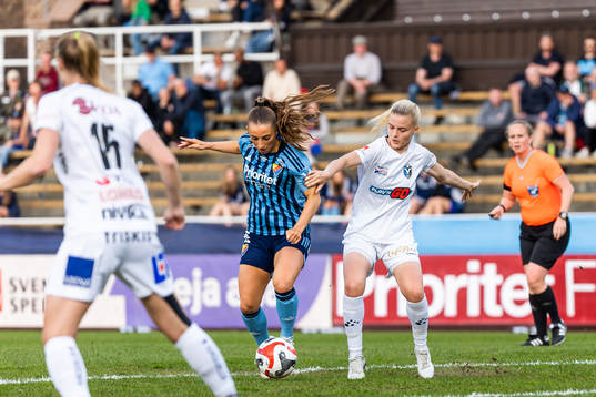 Djurgårdens Tilde Lindwall och Växjö DFFs Olivia Mattsson