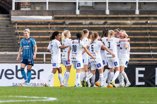 Växjö DFFs Alexandra Jonasson jublar med lagkamrater efter 0-1